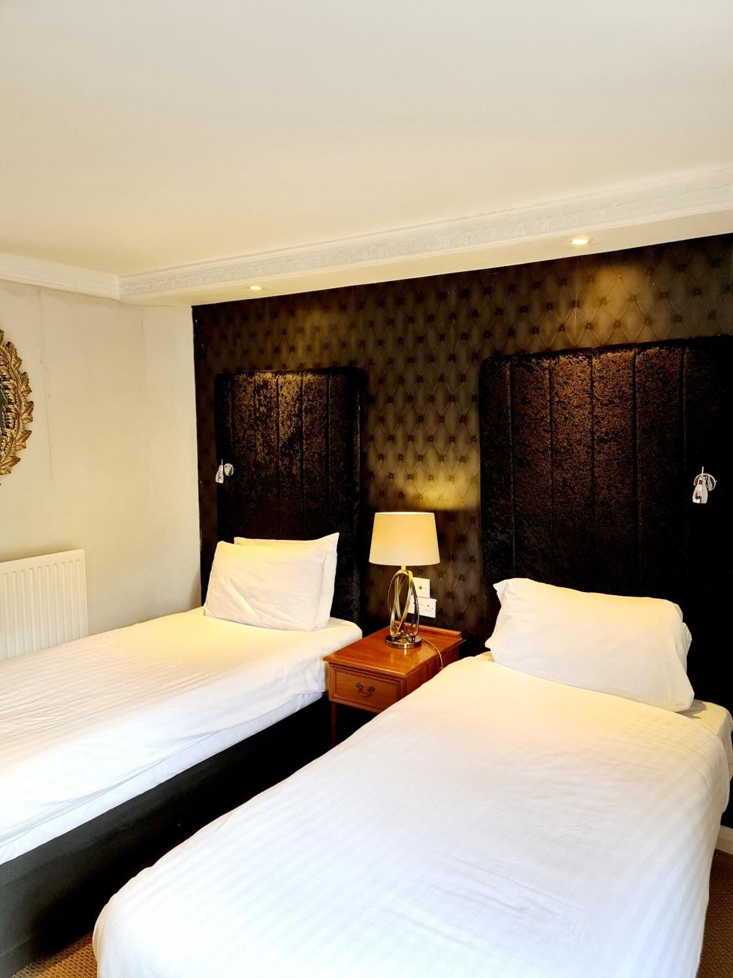 Barons Court Hotel 월솔 외부 사진