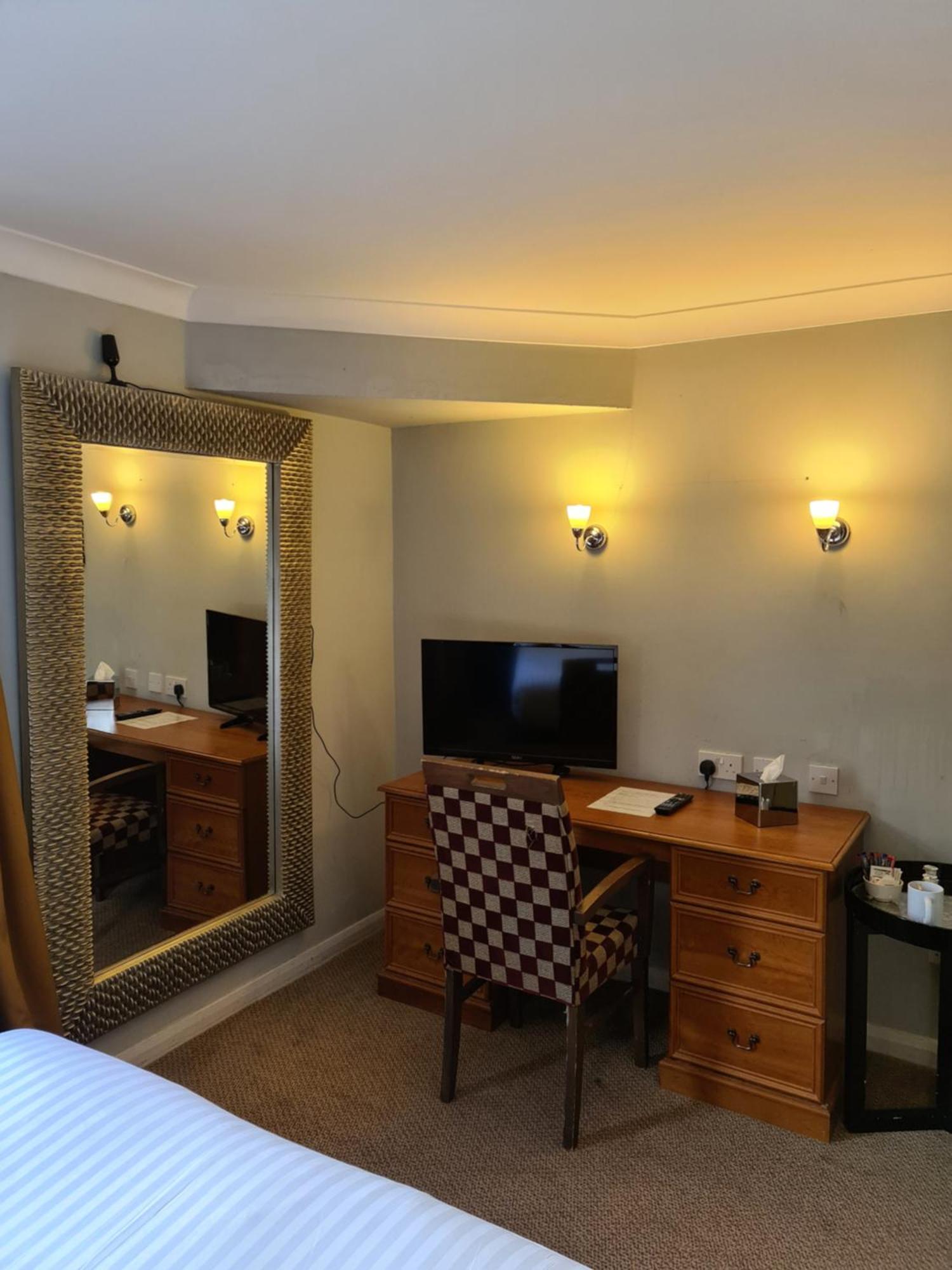 Barons Court Hotel 월솔 외부 사진