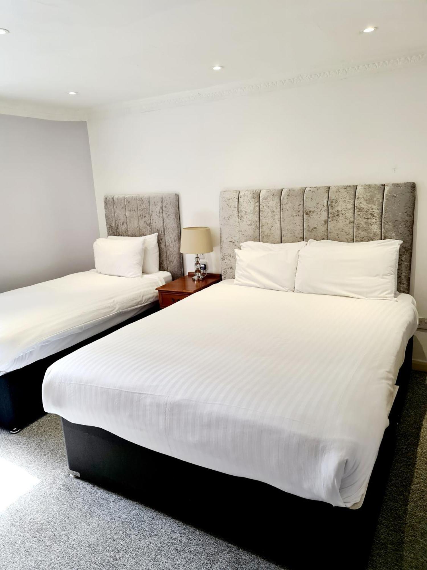 Barons Court Hotel 월솔 외부 사진