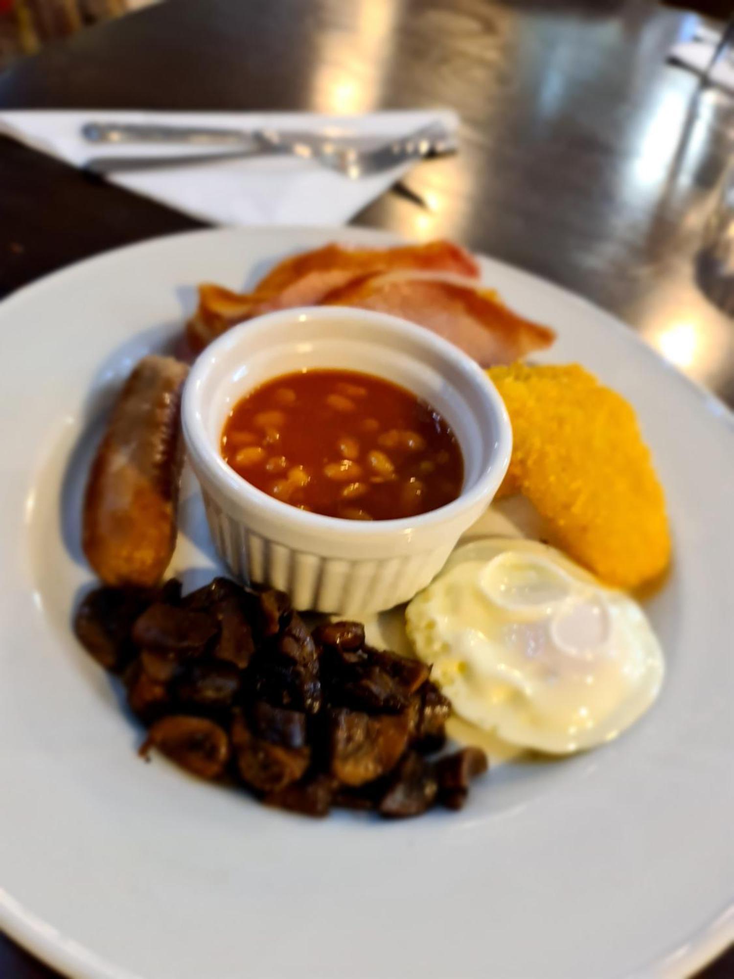 Barons Court Hotel 월솔 외부 사진