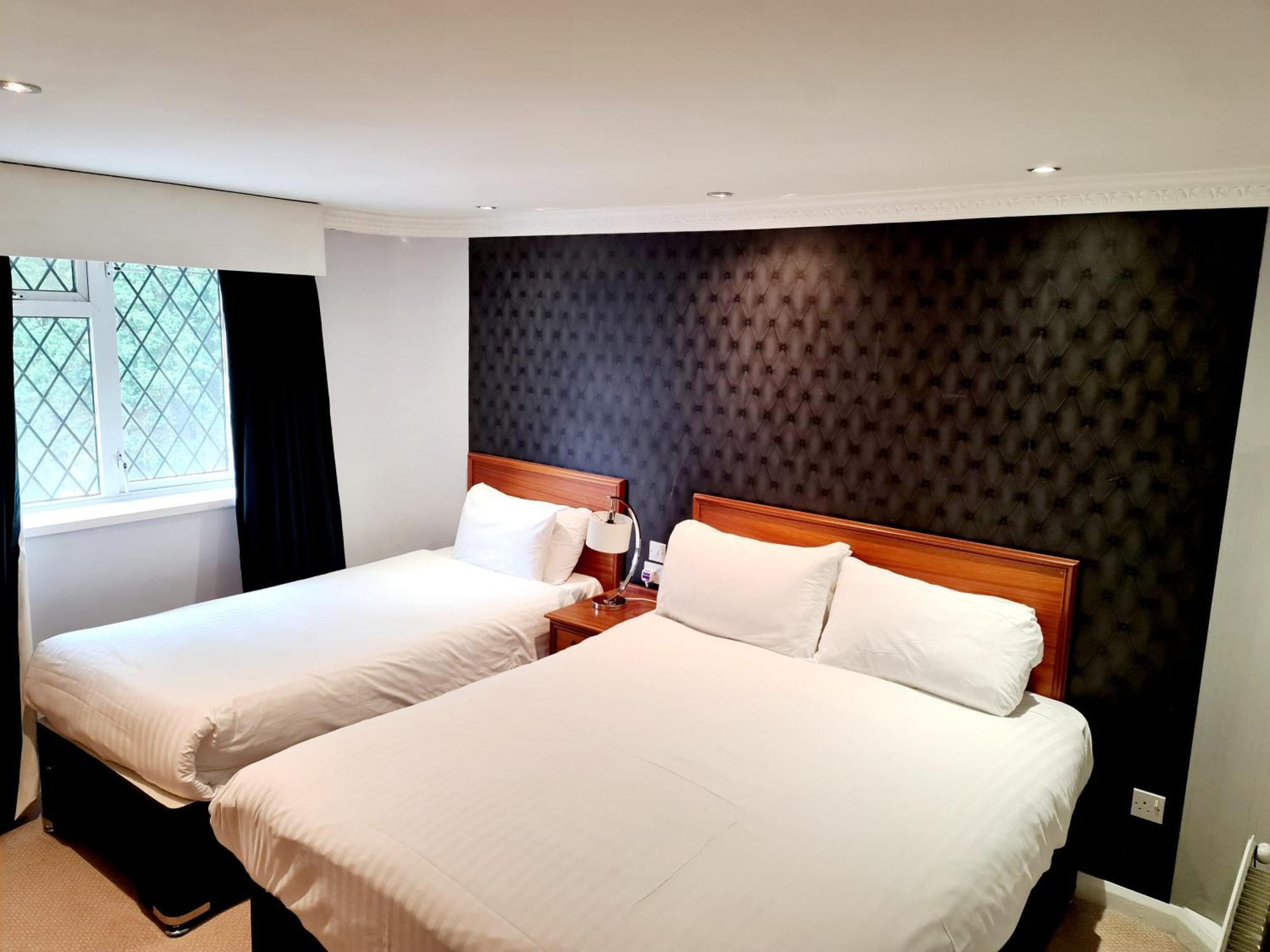 Barons Court Hotel 월솔 외부 사진
