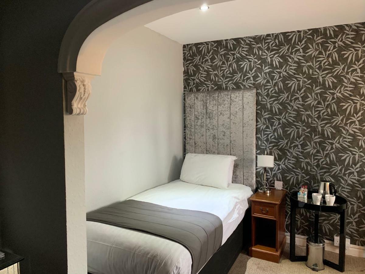 Barons Court Hotel 월솔 외부 사진